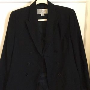 A black buttoned sport coat